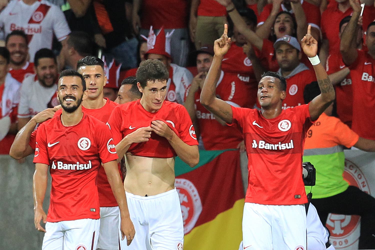 Comemoração do gol de Edenílson, do Inter