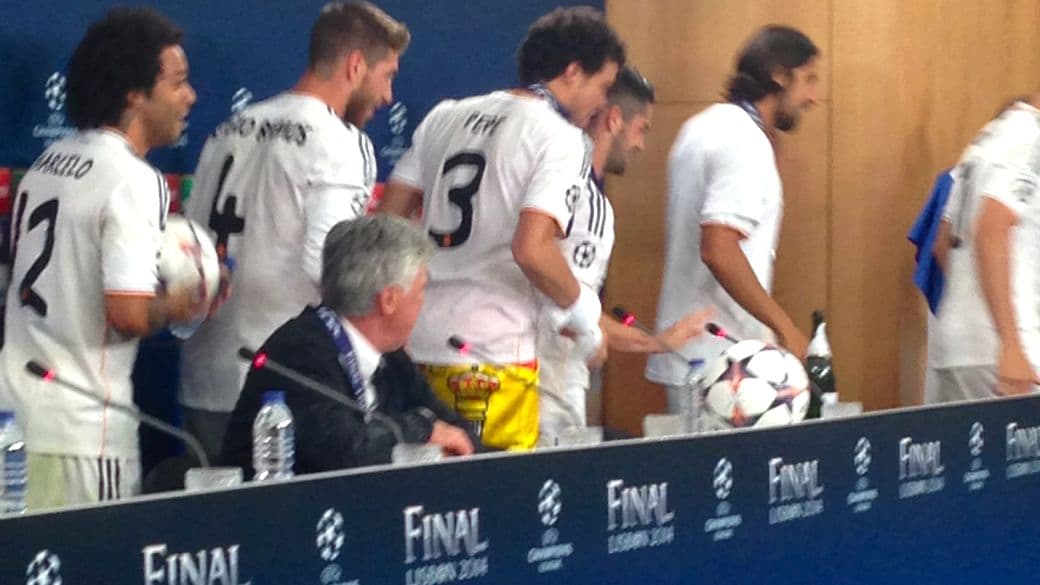 Marcelo lidera a invasão dos jogadores à entrevista de Ancelotti