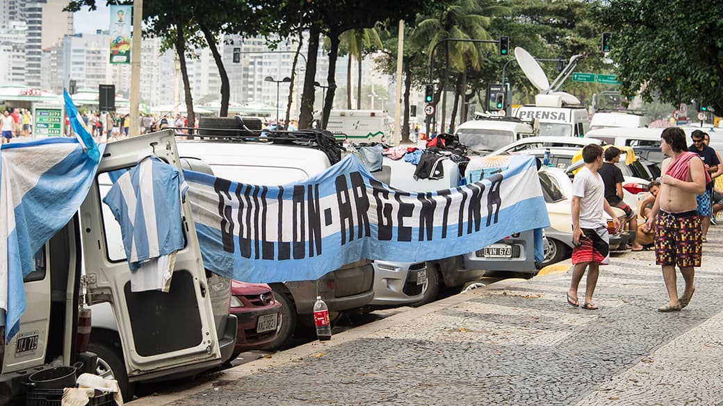 Argentinos estacionam seus carros na orla de Copacabana, no Rio
