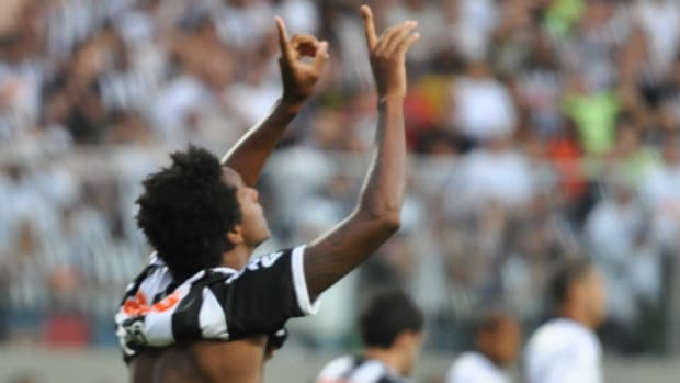 Jô comemora após marcar seu gol contra o Vasco