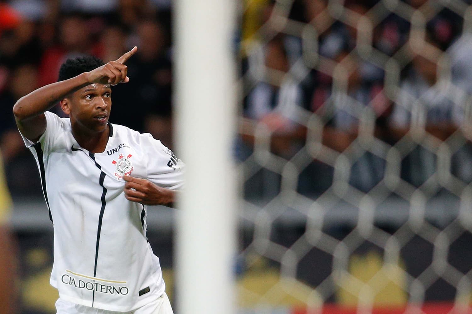 Jô, do Corinthians, comemora gol sobre o Atlético-MG, pelo Campeonato Brasileiro, em Belo Horizonte