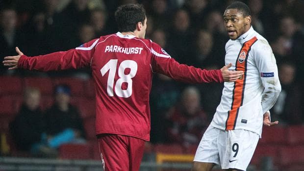 Jogador do Nordsjaelland tira satisfação após Luiz Eduardo marcar seu gol