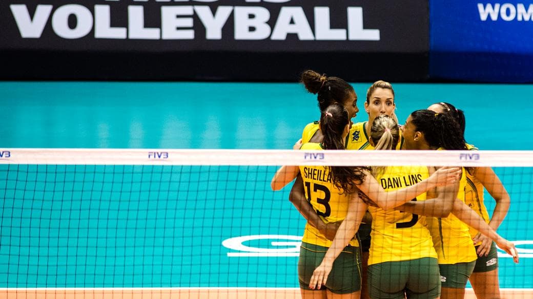 Jogadoras da seleção brasileira de vôlei comemoram ponto diante dos EUA, em São Paulo