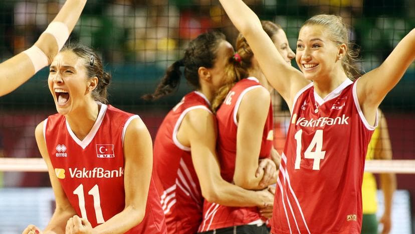 Jogadoras turcas celebram inesperada vitória sobre o Brasil no Grand Prix