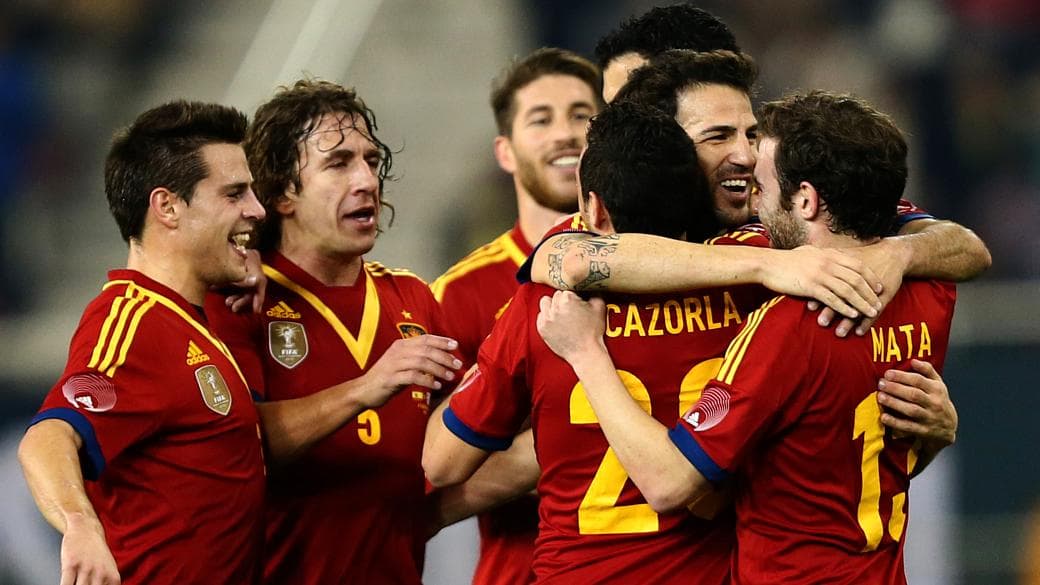Jogadores comemoram o primeiro gol da Espanha na vitória contra o Uruguai