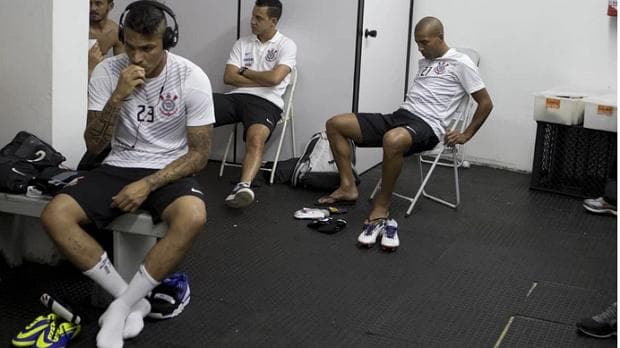 Jogadores do Corinthians apreensivos antes da derrota para a Ponte Preta, no domingo