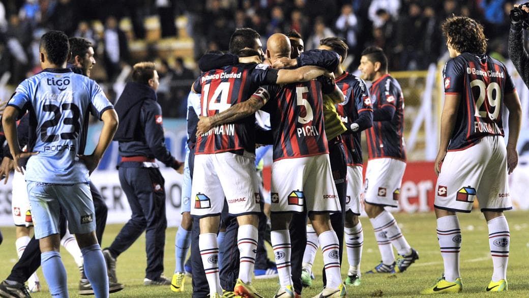 Jogadores do San Lorenzo celebram vaga em La Paz.