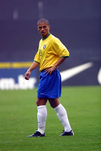 Alex, ex-jogador do Palmeiras e atual titular do Fenerbaçe (Turquia), nunca jogou pelo Brasil em um campeonato mundial.