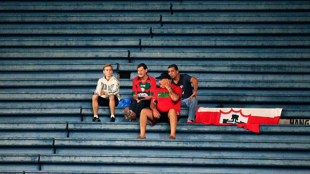 Torcedores da Lusa durante partida entre Joinville x Portuguesa, válida pela 1ª rodada do Brasileirão da Série B, no estádio Arena Joinville, em Joinville (SC), nesta sexta-feira (18)