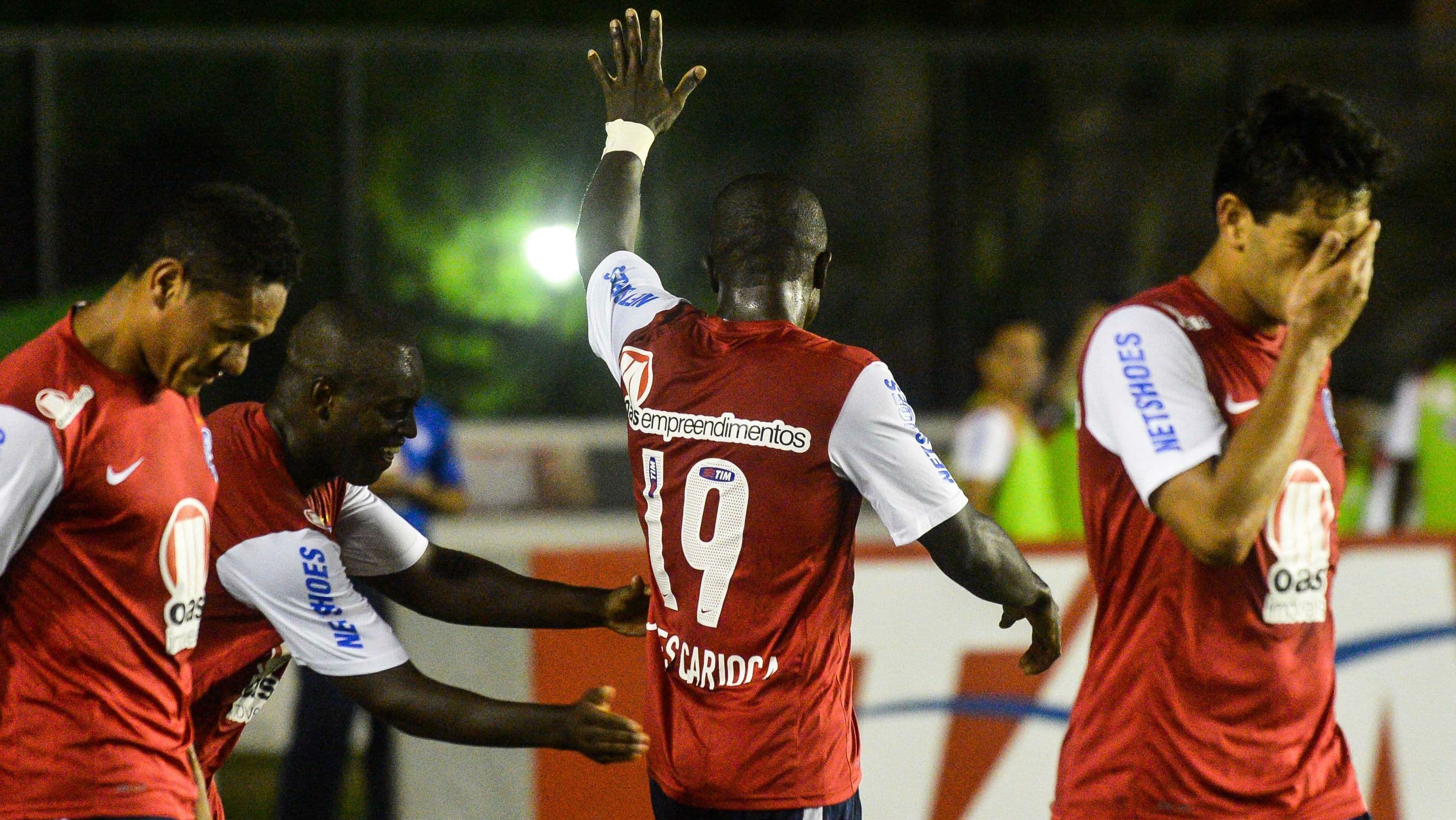 Jones Carioca comemora o terceiro gol, do Bahia, durante partida entre Vasco X Bahia válida pelo Campeonato Brasileiro realizado no Estádio São Januário, no Rio de Janeiro