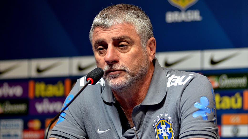 José Luiz Runco, médico da seleção, foi o primeiro a dar a notícia da lesão a Neymar