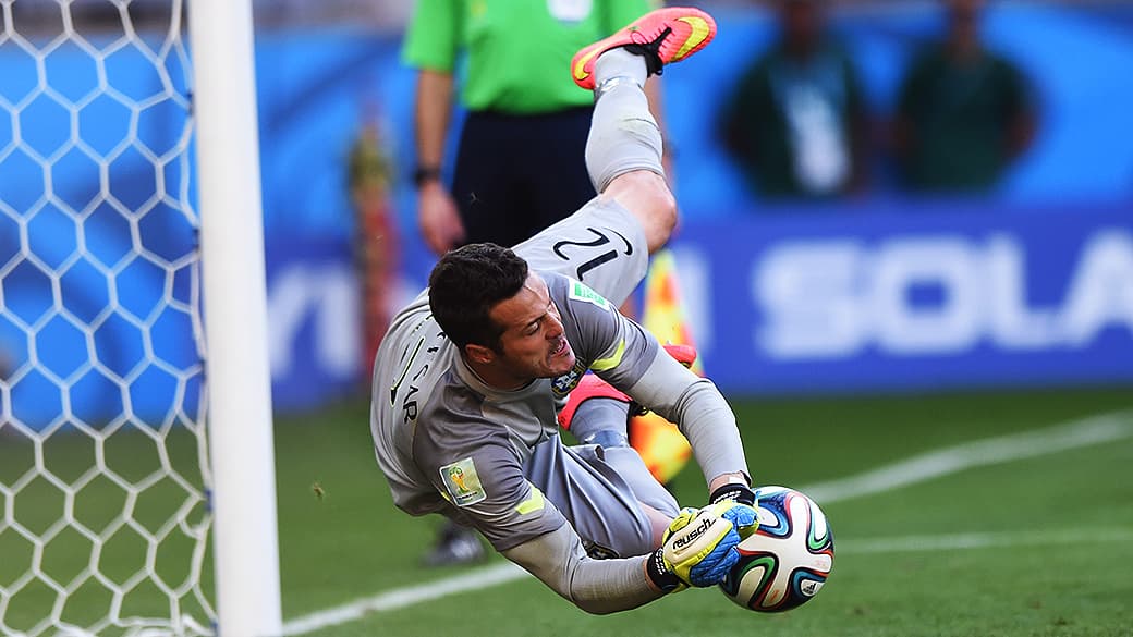 Júlio Cesar defende pênalti na partida contra o Chile