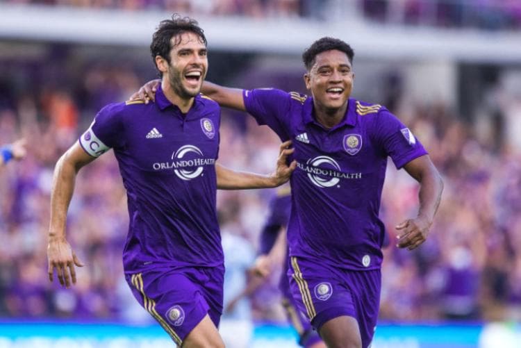 Kaká comemora gol do Orlando City ao lado do companheiro Cristian Higuita