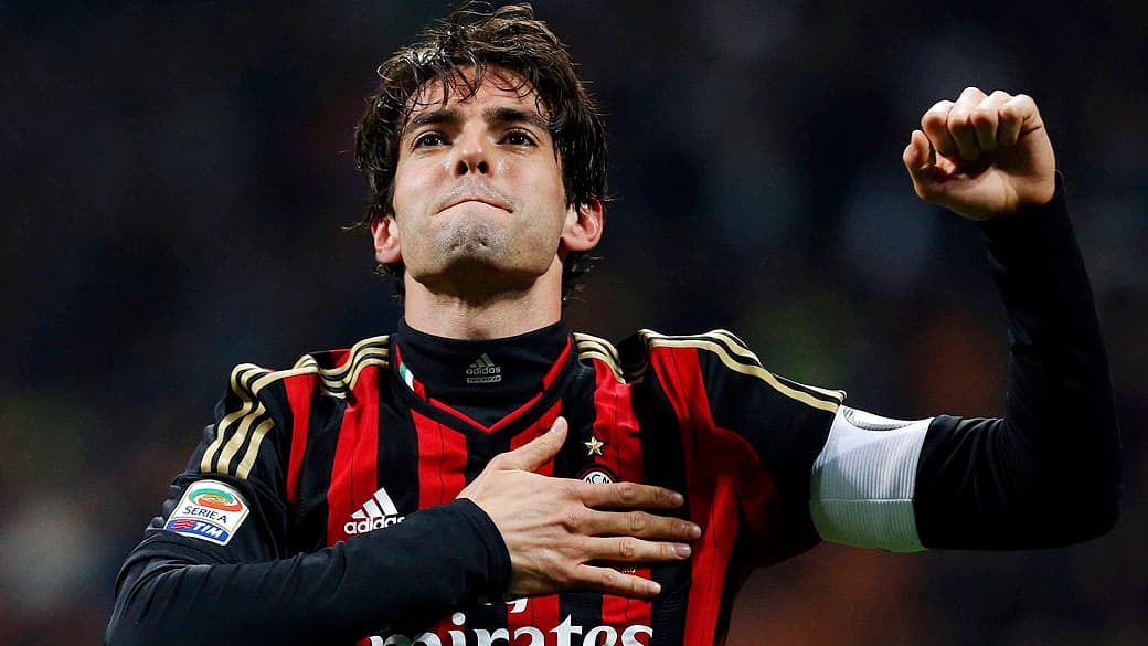 O meia Kaká marcou duas vezes pelo Milan na vitória do time rubro-negro sobre a Atalanta, por 3 a 0