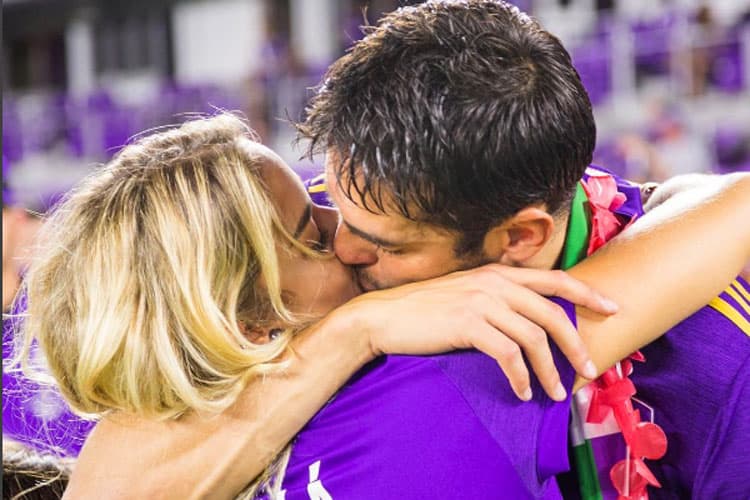 Kaká beija a noiva, a modelo Carolina Dias