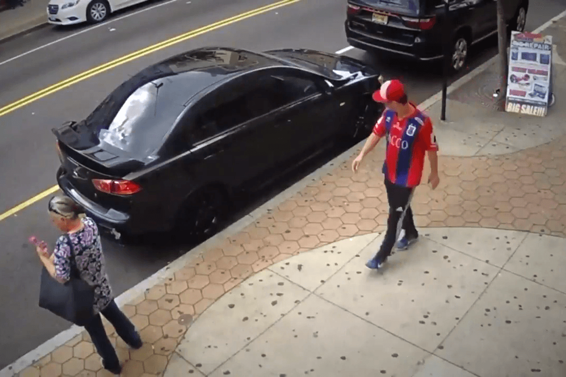 Ladrão com camisa do Paraná Clube rouba carro com criança dentro em Newark, Nova Jersey