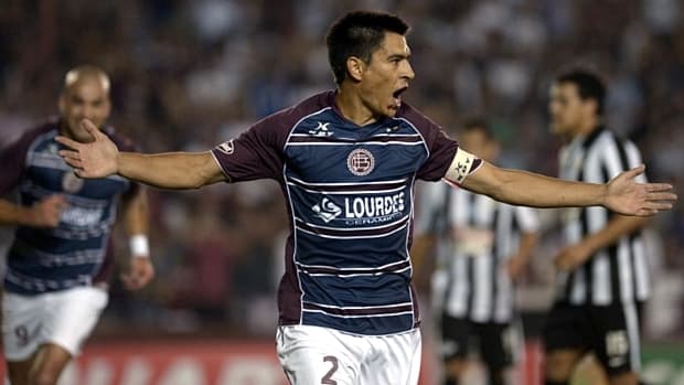 Zagueiro Paolo Goltz comemora o segundo gol do Lanús na partida