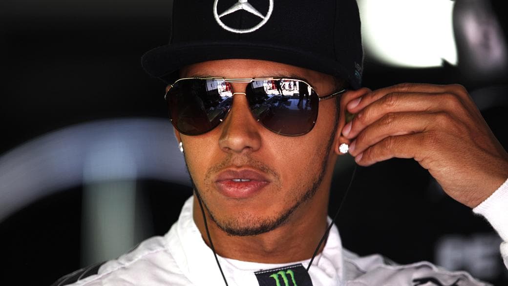 Lewis Hamilton é o segundo colocado da temporada, atrás do companheiro Rosberg