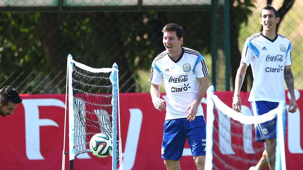 Craques argentinos jogam 'fut-tênis' constantemente na Cidade do Galo