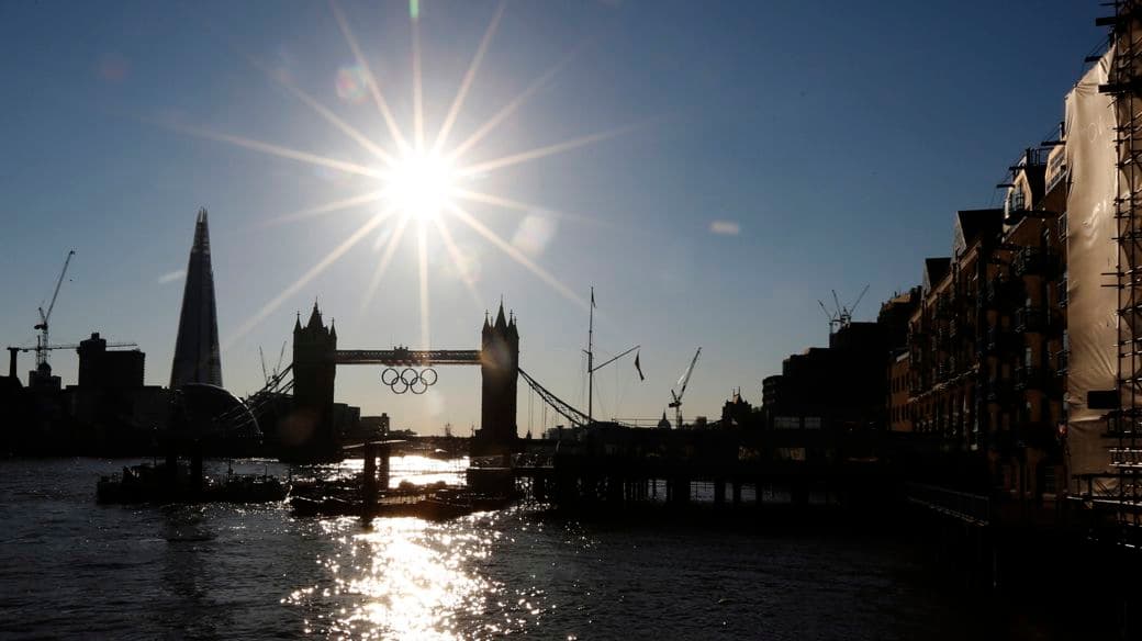 Os anéis olímpicos na Torre de Londres, sobre o Rio Tâmisa: os símbolos dos Jogos e da cidade-sede