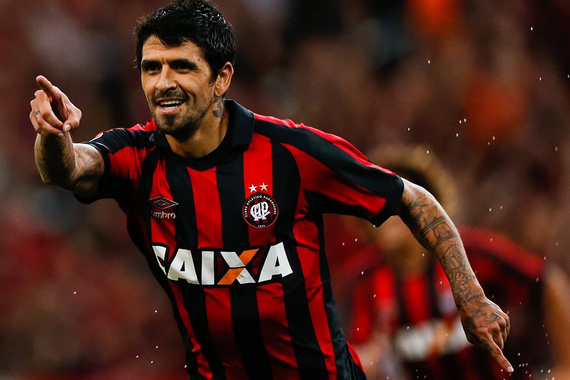 Lucho com a camisa do Athletico enquanto jogador - Divulgação/Athletico