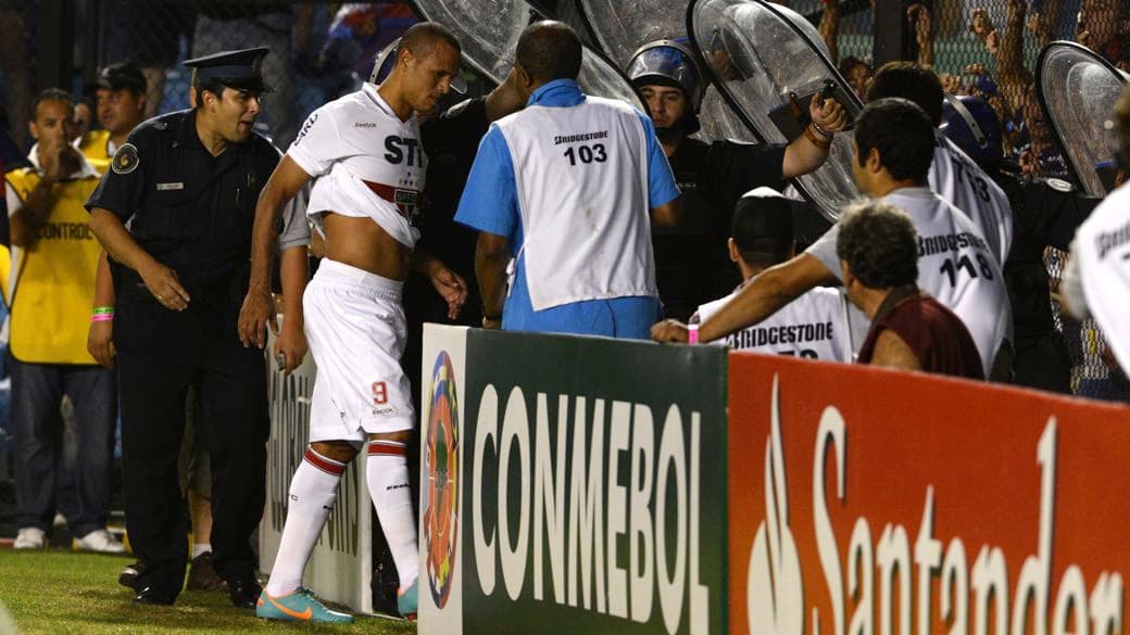 Luís Fabiano vai para o vestiário depois da expulsão na Bombonera