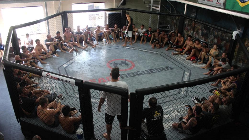 Lutadores no octógono da Team Nogueira, no Recreio dos Bandeirantes
