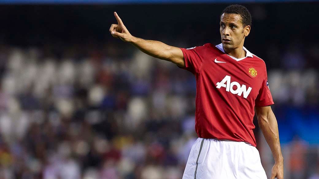 Ex-United sofre com lesões e precisa usar cadeira de rodas