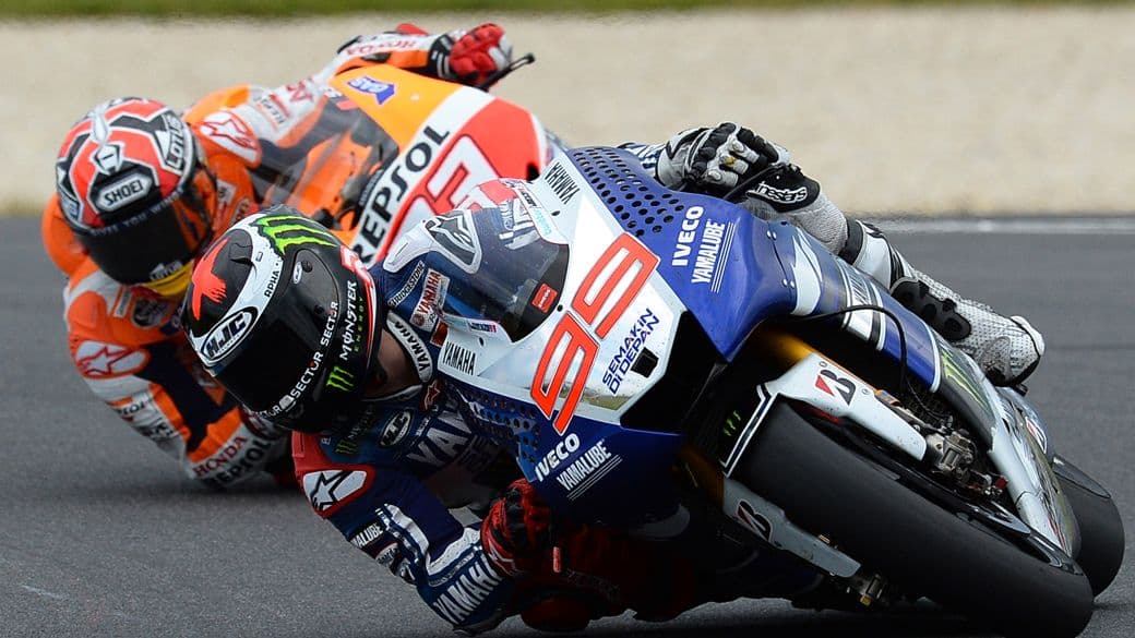 Lorenzo (à dir.) é perseguido por Márquez no GP da Austrália