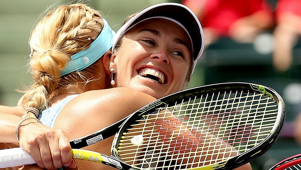 Martina Hingis abraça sua companheira de dupla, a alemã Sabine Lisicki