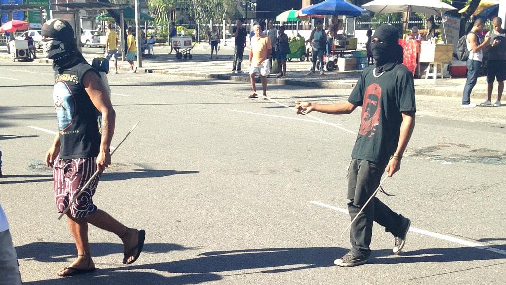 Mascarados e com paus, vândalos chegam para o protesto em Salvador