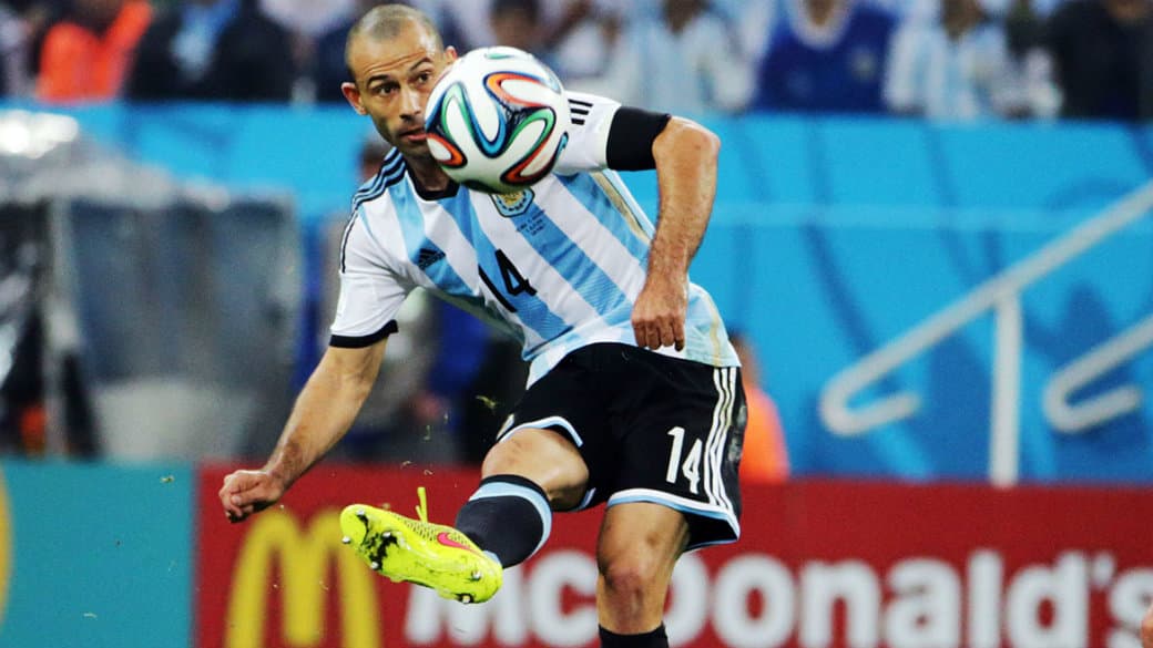 MASCHERANO - O argentino virou um gigante nos mata-matas, na marcação e na armação