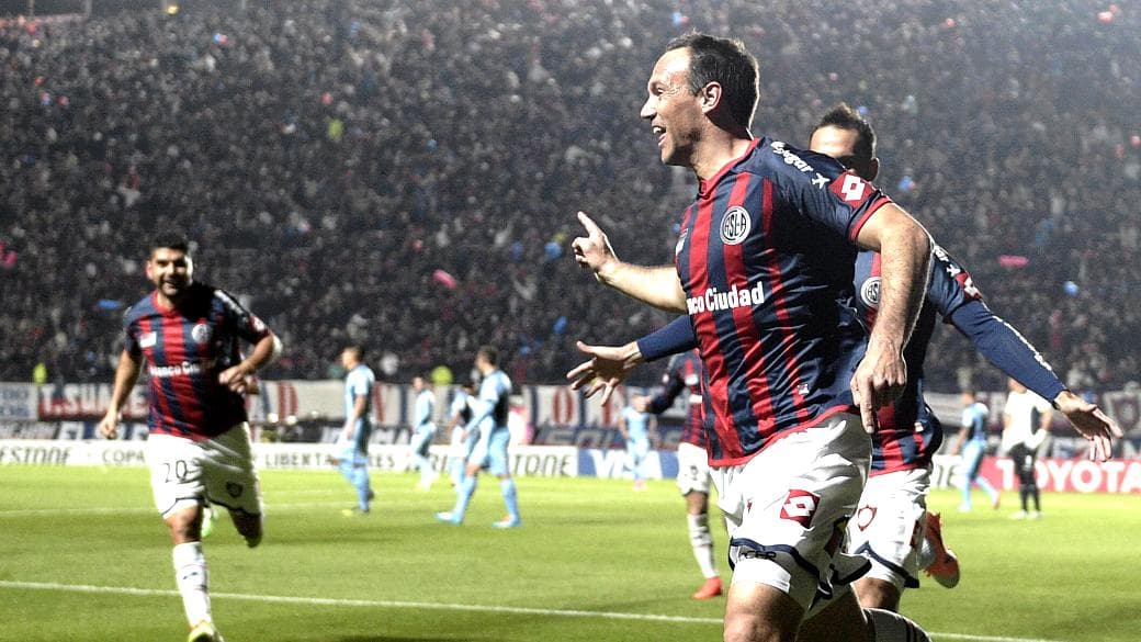 Mauro Matos, do San Lorenzo, marca contra o Bolívar, na semifinal da Libertadores