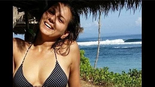 A surfista de 26 anos tranquilizou os seguidores ao posar sorridente em uma praia da Indonésia
