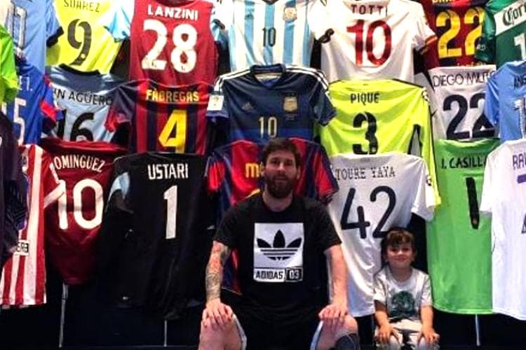 Messi posou ao lado do filho Thiago diante de sua coleção de camisas