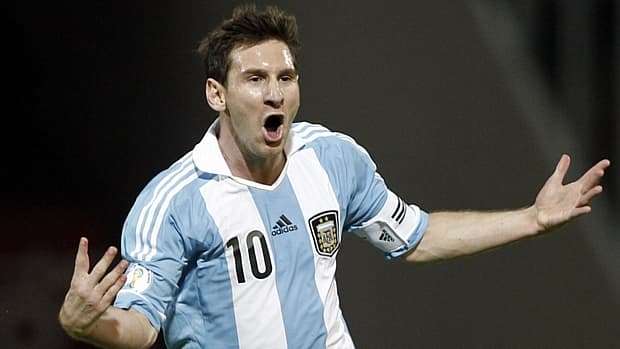 Messi comemora gol de falta na vitória da Argentina por 3 a 1 sobre o Paraguai