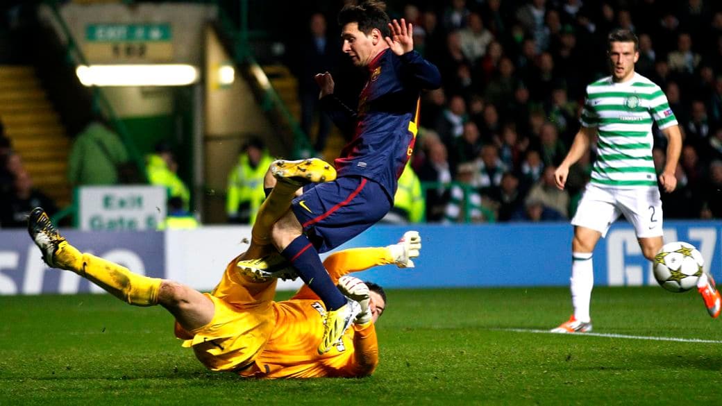 Messi para no goleiro Forster, do Celtic, na derrota do Barcelona pela Liga dos Campeões