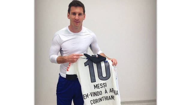 Messi recebe camisa do Corinthians
