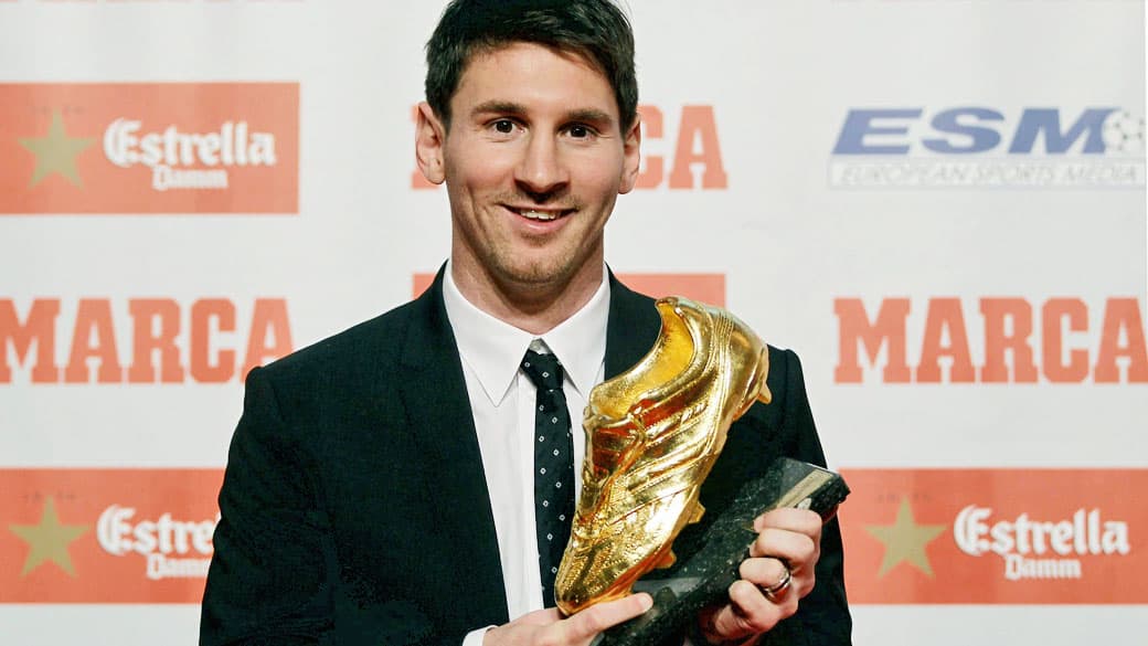 Lionel Messi recebe a
