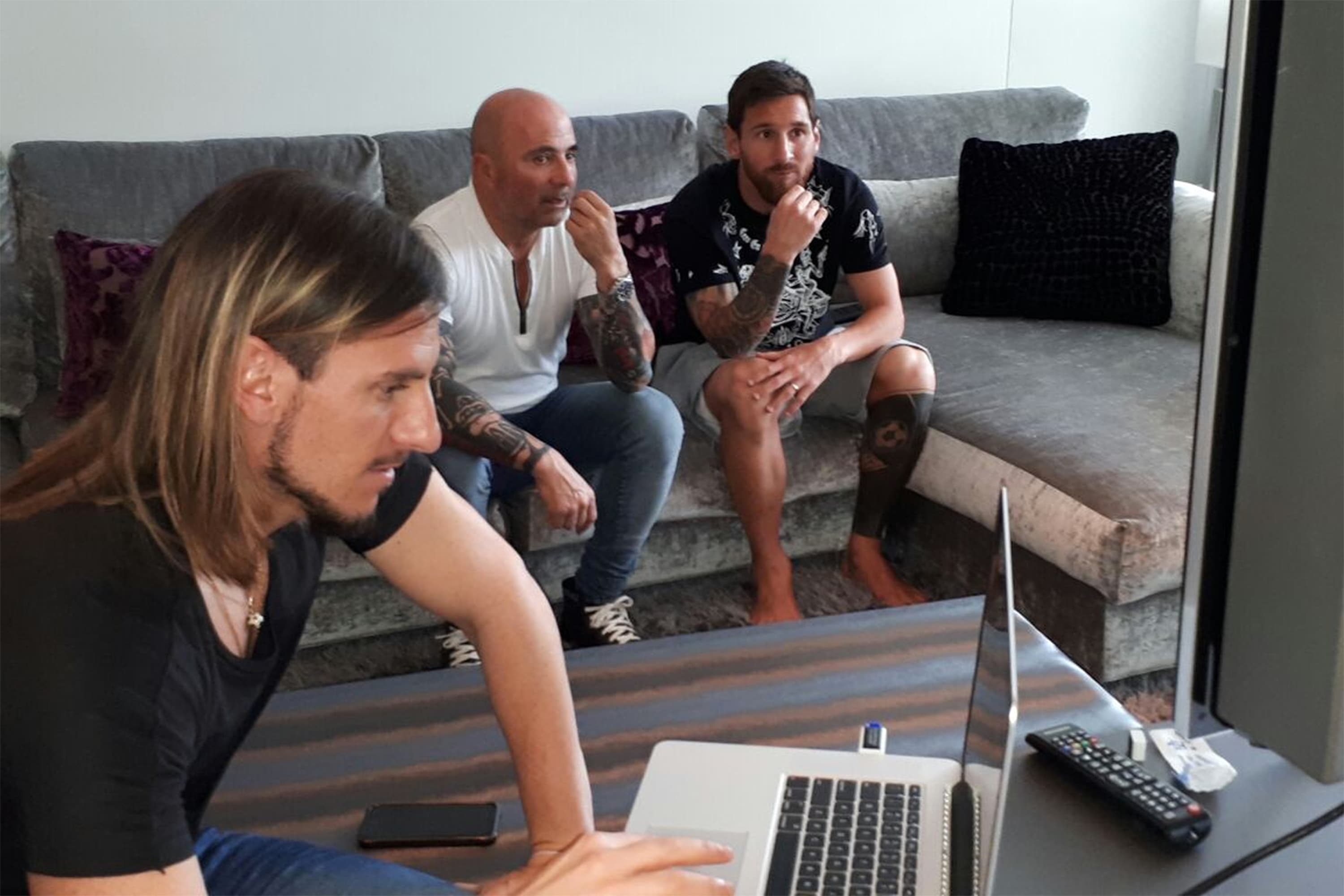 Messi em reunião com os técnicos da seleção da Argentina