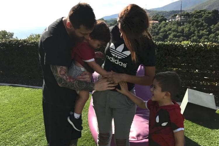Lionel Messi e os filhos Mateo e Thiago celebram com Antonella a chegada de um novo integrante da família