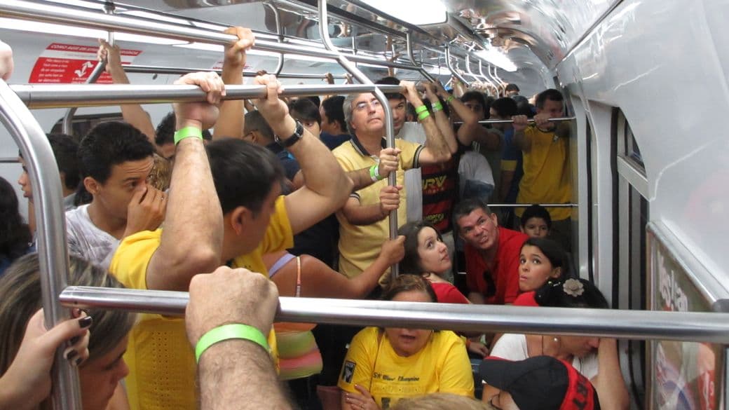 Aperto no vagão do metrô antes do jogo entre Espanha e Uruguai