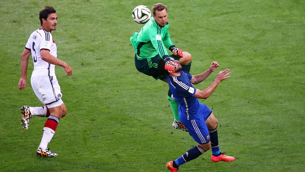 Neuer se chocou com Higuaín. Argentinos reclamaram muito de pênalti no lance