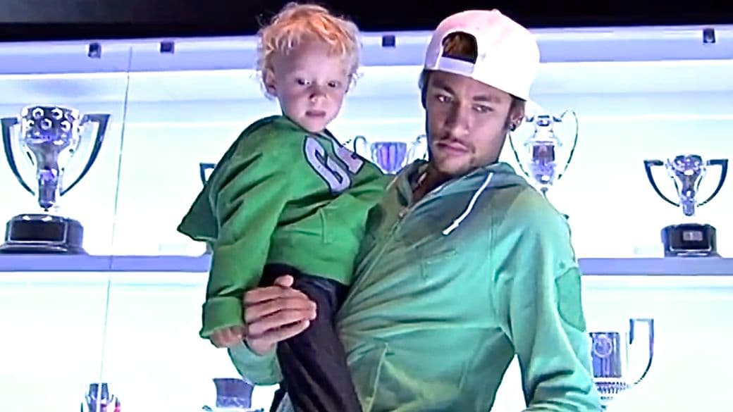 Neymar e o filho Davi Lucca no museu do Barcelona