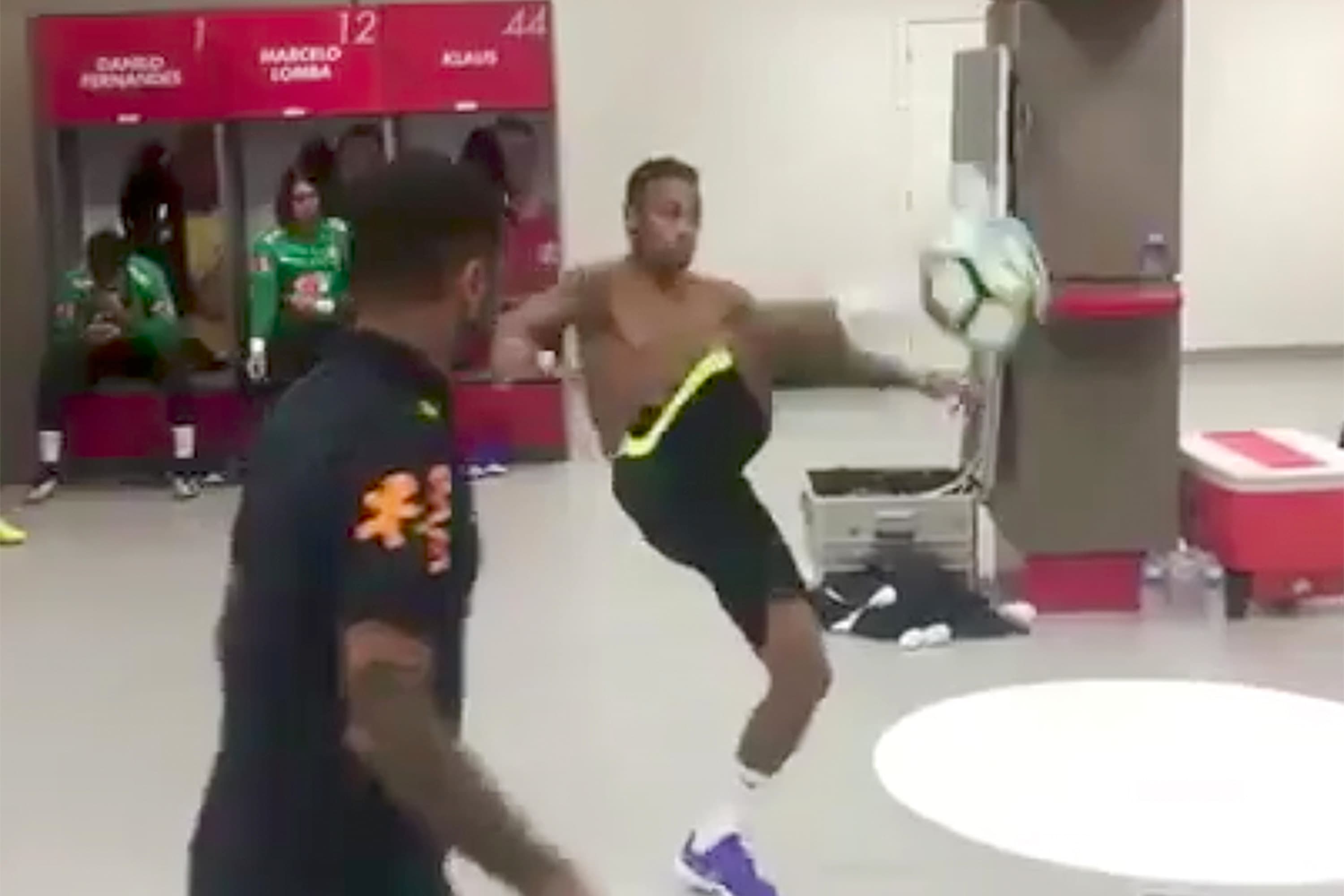 Neymar disputa 'futmesa' na seleção