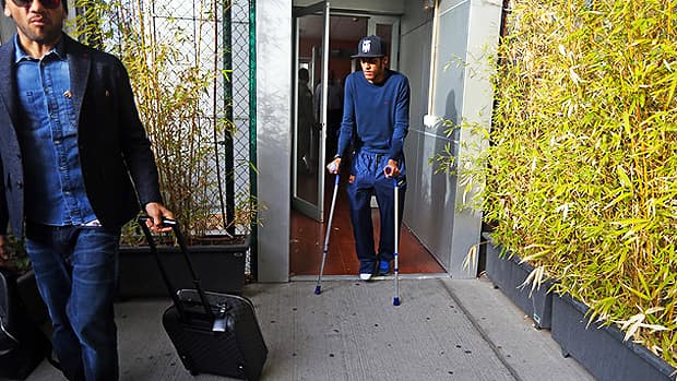 Neymar chega ao clube de muletas: torção no tornozelo direito