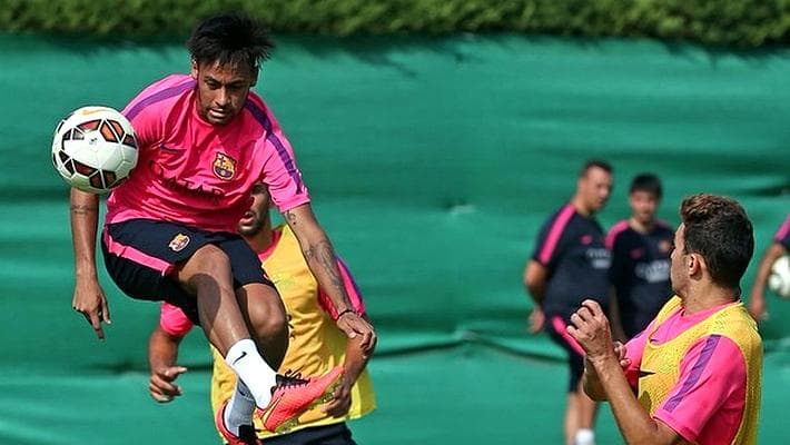 Neymar participa de treino no CT do Barcelona