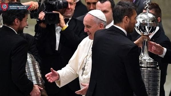 Papa Francisco cumprimenta membros da equipe que venceu o Nacional do Paraguai na decisão da Libertadortes