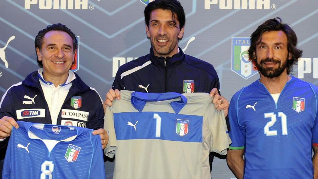 O técnico Cesare Prandelli, Buffon e o meia Pirlo na apresentação do novo uniforme da seleção italiana, que será usado pela equipe na Copa das Confederações