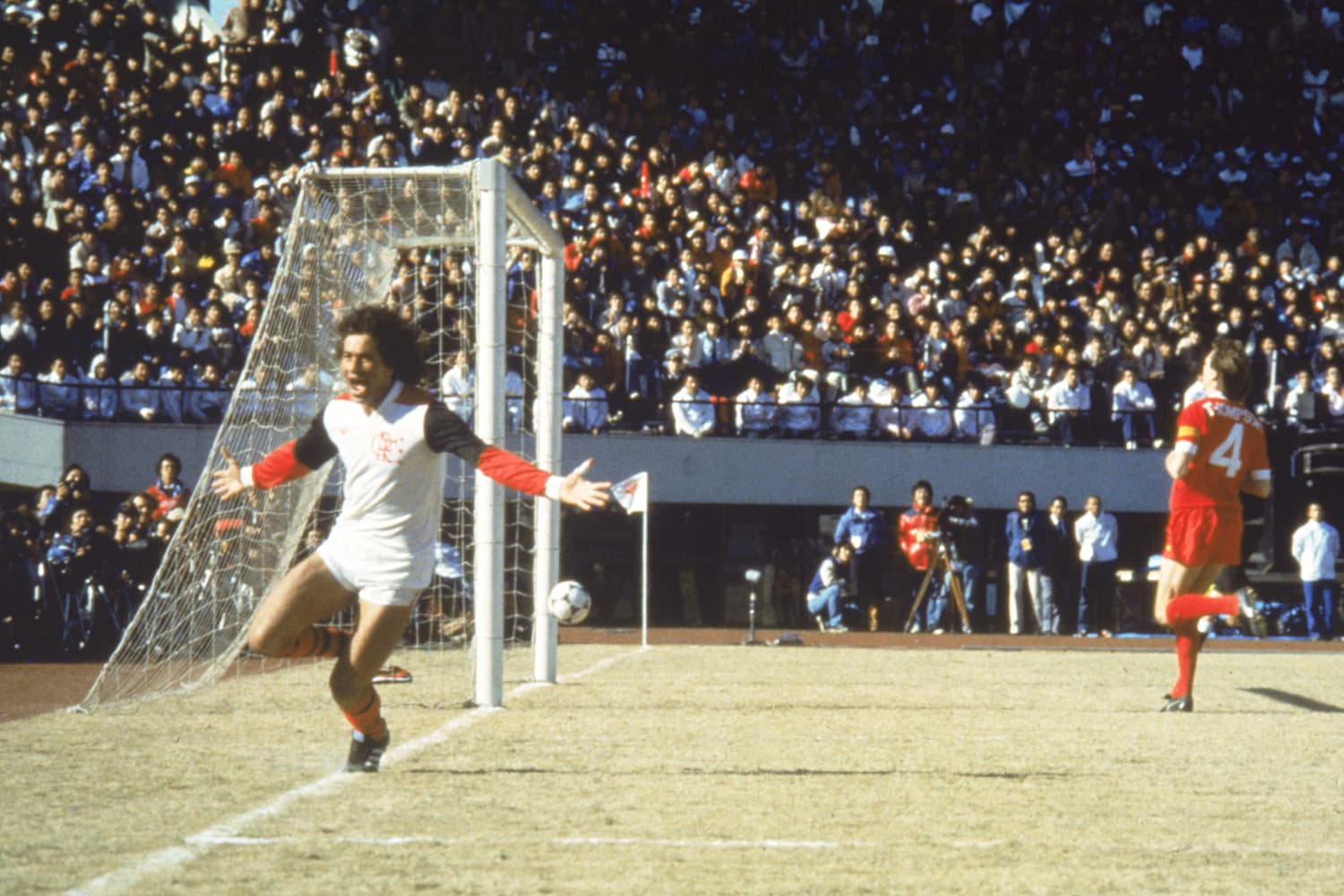 Nunes, do Flamengo, comemorando gol contra o Liverpool -